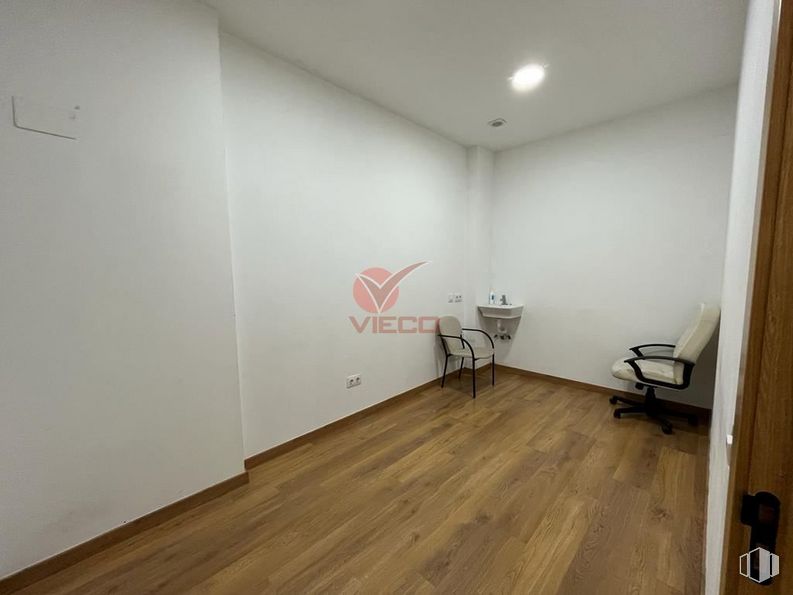 Retail for sale & for rent at Zona centro, Cuenca, 16004 with chair, table, building, wood, flooring, floor, hall, laminate flooring, wood stain and hardwood around