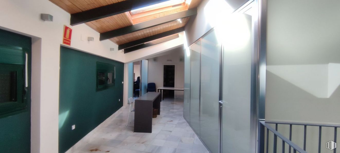 Retail for sale & for rent at Centro, Ávila, 05001 with furniture, building, wood, hall, fixture, interior design, flooring, floor, material property and living room around