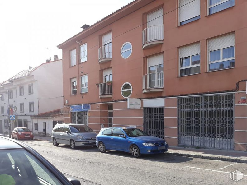 Retail for rent at Avenida España, El Molar, Madrid, 28710 with car, window, building, automotive parking light, wheel, tire, land vehicle, vehicle, sky and property around