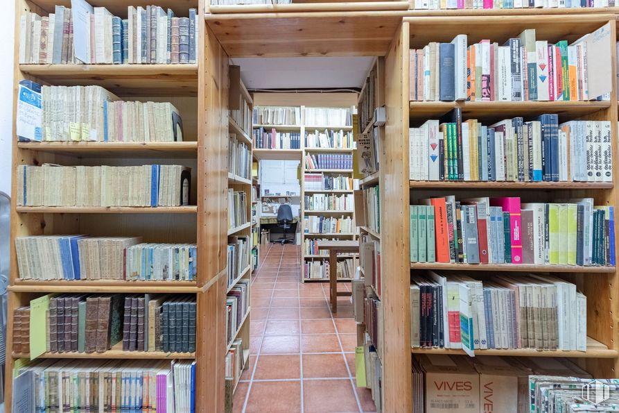 Local en venta en Calle Cruz Verde, Centro, Madrid, 28004 con estantería, libro, estante, publicación, estantería, venta al por menor, habitación, madera, colección y biblioteca pública alrededor