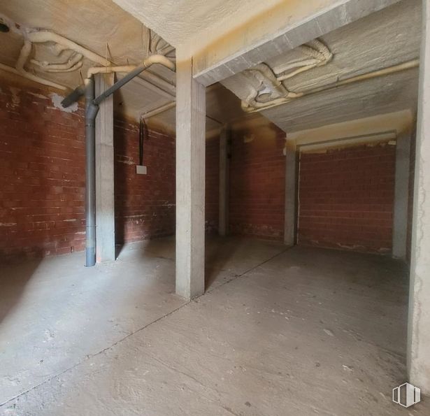 Local en alquiler y venta en Zona plaza de toros, Segovia, 40005 con madera, edificio, pasillo, pavimentos, piso, diseño de interiores, accesorio, madera, tinte para madera y ladrillo alrededor