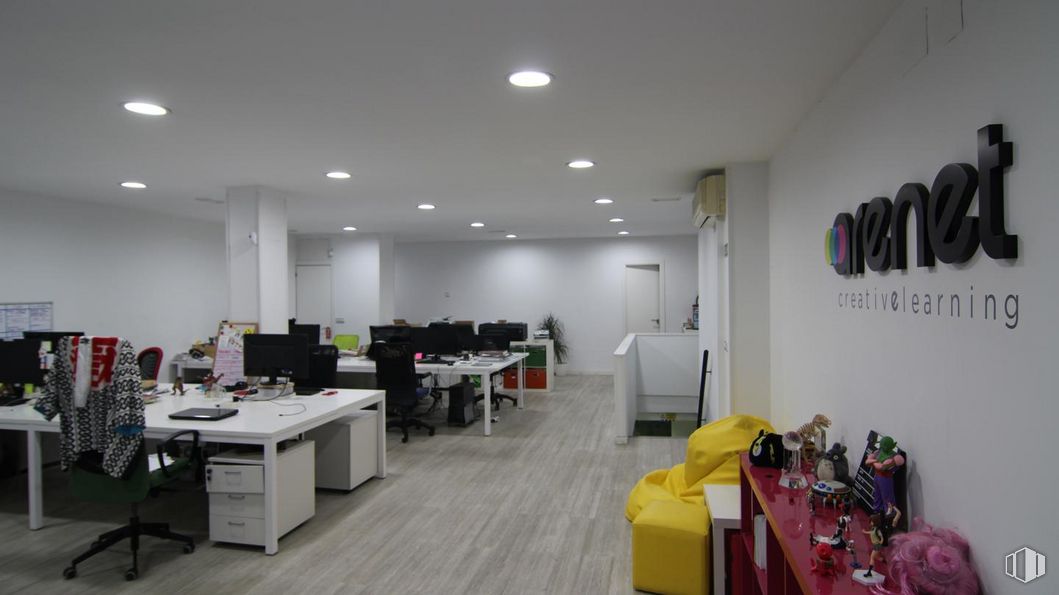 Oficina en venta en Calle Irún, 25, Moncloa - Aravaca, Madrid, 28008 con sofá, mesa, mueble, edificio, diseño automovilístico, suelos, silla, escritorio, techo y evento alrededor