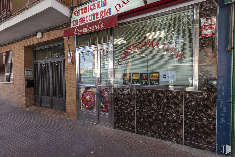 Local en venta en Zona centro, Alcalá de Henares, Madrid, 28805 con ventana, puerta, fachada, venta al por menor, ciudad, accesorio, gas, edificio, fuente y acera alrededor