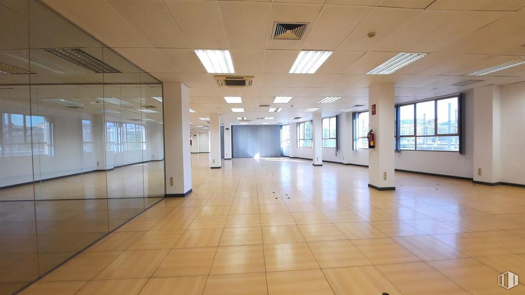 Office for rent at Calle Méndez Álvaro, 9 , Arganzuela, Madrid, 28045 with window, fixture, interior design, flooring, floor, building, hall, ceiling, tile flooring and glass around