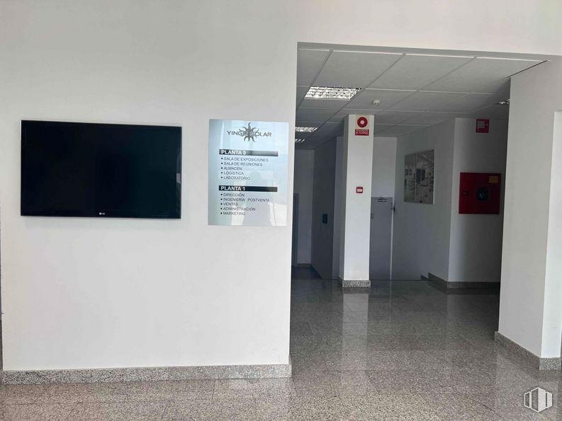 Industrial for sale at Polígono industrial Sur, San Agustín del Guadalix, Madrid, 28750 with television, building, wall, floor, flooring, gas, event, fixture, display device and flat panel display around