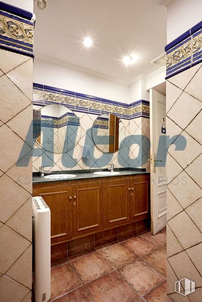 Local en venta en Zona Gaztambide, Chamberí, Madrid, 28015 con ebanistería, mueble de baño, espejo, grifo, accesorio de fontanería, fregadero, encimera, lavabo de baño, mueble y baño alrededor