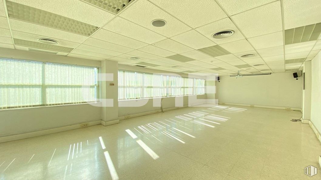 Nave en alquiler en Avenida Andalucía, km 10,3, Villaverde, Madrid, 28041 con ventana, edificio, hall, accesorio, suelos, techo, sombra, vidrio, silla y aluminio alrededor