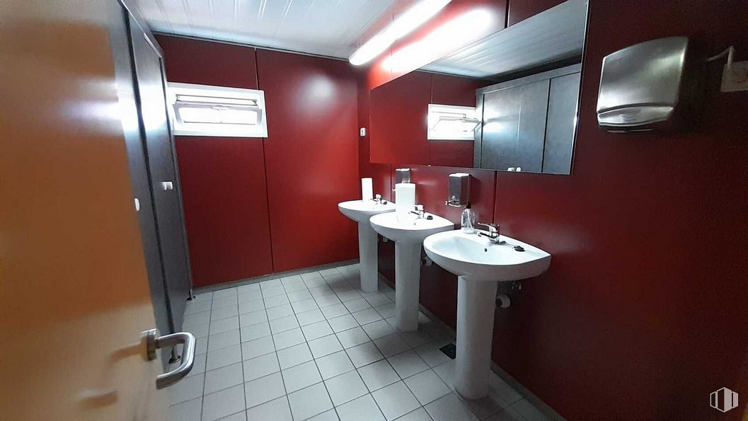 Oficina en alquiler en Plaza Constitución, 2, Fuenlabrada, Madrid, 28945 con fregadero, espejo, propiedad, accesorio de plomería, grifo, lavabo del baño, edificio, baño, diseño de interiores y piso alrededor