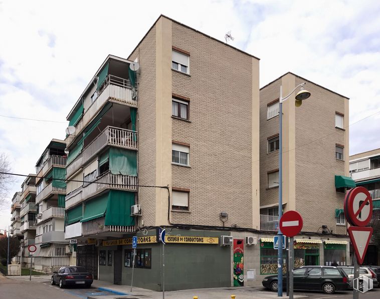 Local en venta en Calle Fuentebella, 37, Parla, Madrid, 28980 con coche, edificio, cielo, nube, propiedad, ventana, rueda, neumático, vehículo y diseño urbano alrededor