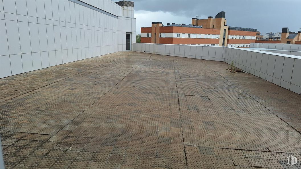 Office for sale at Glorieta Playa de San Lorenzo, 8, Barajas, Madrid, 28042 with floor, flooring, composite material, tile, tile flooring, concrete, building material and daylighting around