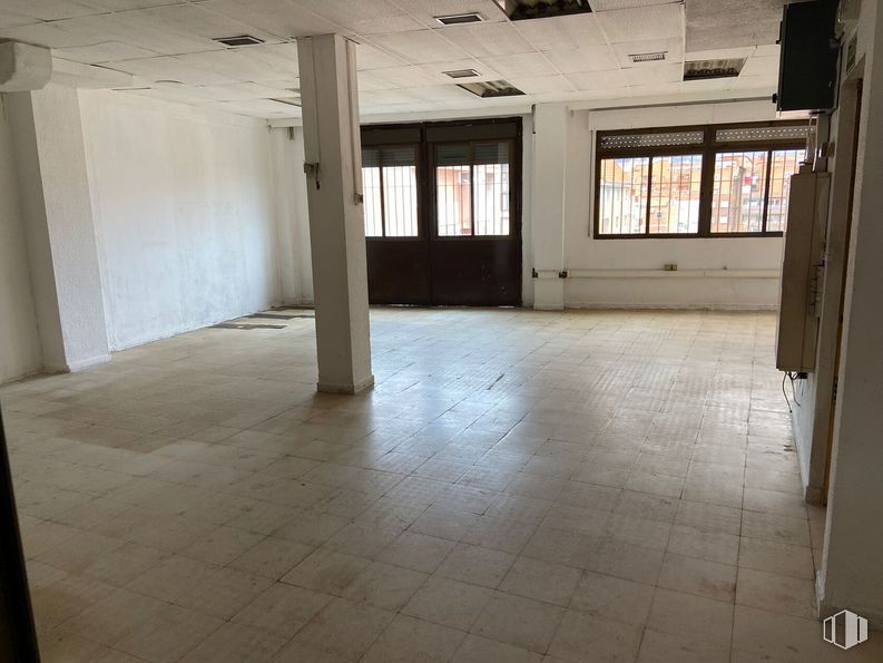 Retail for rent at Calle Cañete, Carabanchel, Madrid, 28019 with window, fixture, hall, floor, flooring, wood, ceiling, building material, composite material and event around