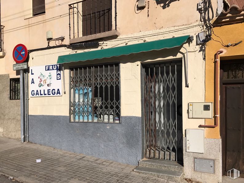 Local en alquiler y venta en Calle Trinitarios, 8, Toledo, 45003 con ventana, puerta, edificio, accesorio, arquitectura, madera, barrio, superficie de carretera, fachada y tintes y matices alrededor