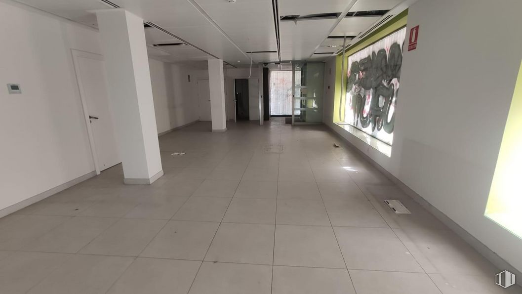 Retail for sale & for rent at Avenida Moratalaz, Moratalaz, Madrid, 28030 with fixture, flooring, floor, tile flooring, art, glass, event, hall, city and ceiling around