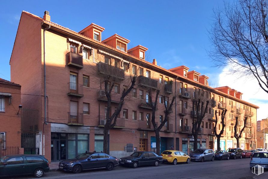 Local en alquiler en Paseo Curas, 23, Alcalá de Henares, Madrid, 28801 con coche, edificio, rueda, cielo, neumático, propiedad, ventana, vehículo, nube y diseño urbano alrededor