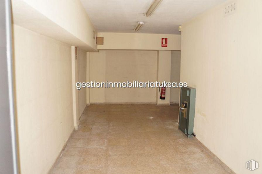 Retail for rent at Plaza de Santa Ana, Ávila, 05001 with building, fixture, interior design, floor, flooring, hall, house, ceiling, composite material and wood around