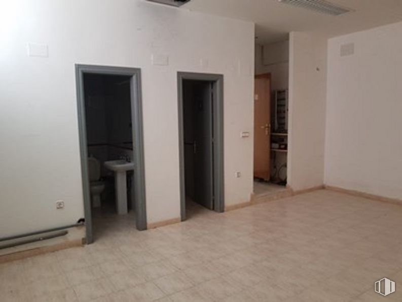 Retail for sale & for rent at Zona Santa Ana, Cuenca, 16003 with furniture, door, wood, fixture, interior design, flooring, floor, hall, house and hardwood around