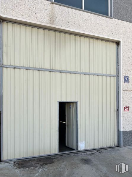 Industrial for sale at Polígono Industrial Carrehuela, Valdemoro, Madrid, 28341 with door, window, building, fixture, wood, rectangle, asphalt, road surface, line and composite material around