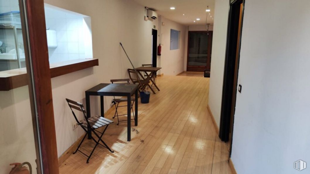 Retail for rent at Calle Escritorios, Alcalá de Henares, Madrid, 28801 with chair, table, wood, interior design, hall, floor, flooring, wood stain, hardwood and fixture around