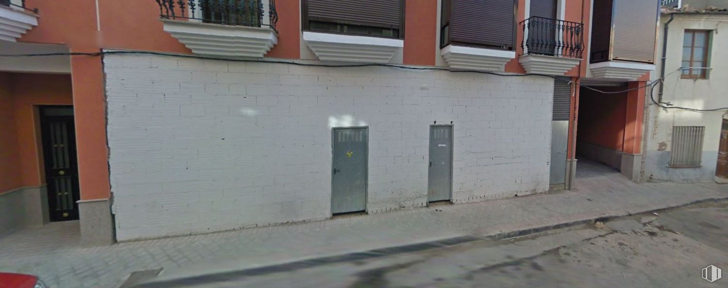 Retail for sale at Avenida San Fernando, 19, Quintanar de la Orden, Toledo, 45800 with door, window, building, wood, road surface, asphalt, grey, siding, composite material and fixture around