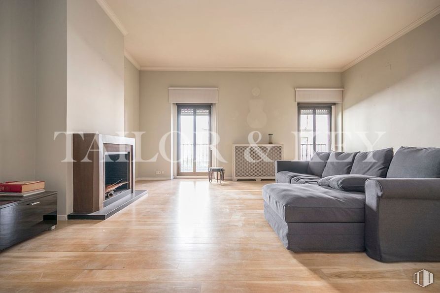 Oficina en alquiler y venta en Calle Serrano, Salamanca, Madrid, 28001 con sofá, chimenea, suelo, suelos, interiorismo, madera, mueble, techo, habitación y suelos de madera alrededor