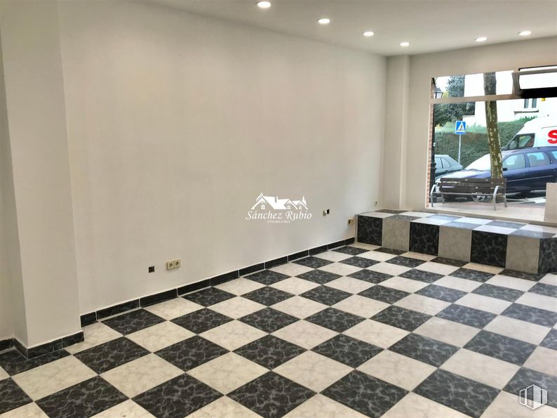 Local en alquiler y venta en Calle José Sánchez Rubio, Torrelodones, Madrid, 28250 con coche, propiedad, suelo de baldosas, madera, interiorismo, suelo, línea, suelos, accesorio y madera dura alrededor