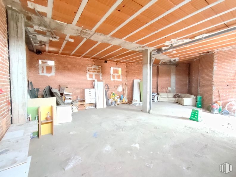 Retail for rent at Calle Fuentevaqueros, 43, Fuenlabrada, Madrid, 28944 with property, interior design, wood, hall, flooring, floor, real estate, beam, ceiling and building material around