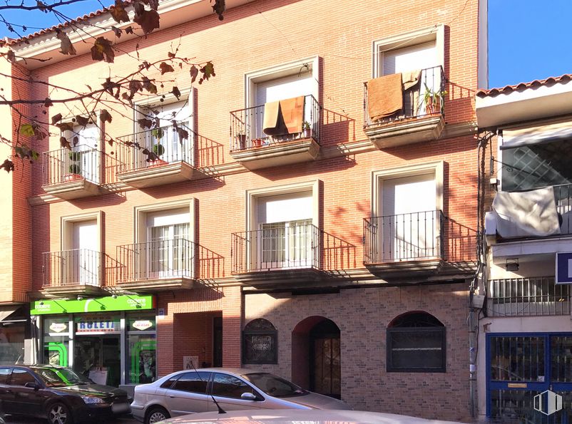 Local en alquiler en Avenida Consuelo, 6, Ciempozuelos, Madrid, 28350 con coche, ventana, edificio, propiedad, vehículo, azul, planta, puerta, amarillo y iluminación automotriz alrededor