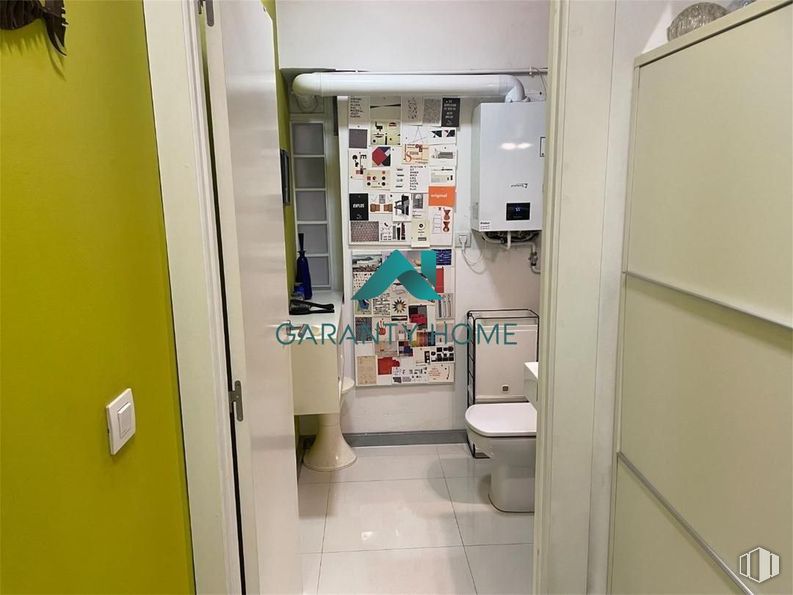 Office for rent at Barrio Pacífico, Retiro, Madrid, 28007 with toilet, building, interior design, fixture, door, plumbing fixture, machine, house, room and tap around