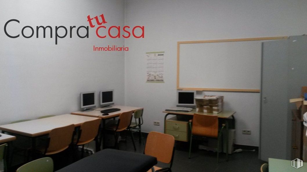 Local en venta en Zona Universidad, Segovia, 40005 con silla, mesa, escritorio, mueble, propiedad, edificio, ordenador, diseño de interiores, pizarra y material de oficina alrededor