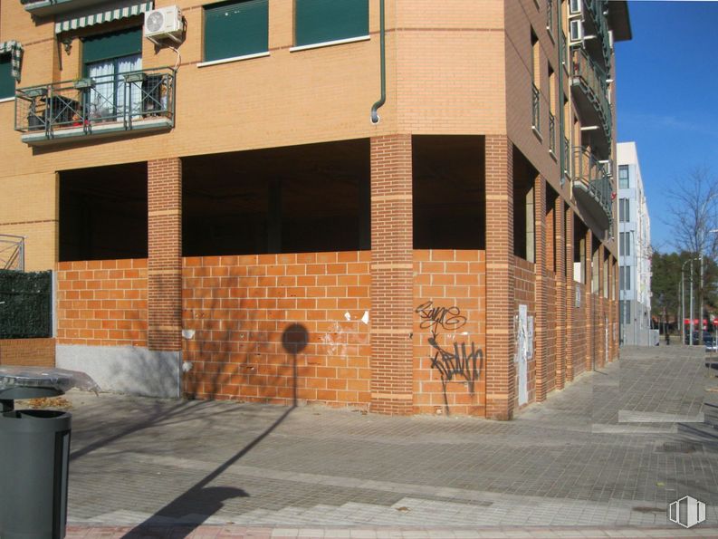 Retail for sale at Glorieta Tamarindo, Aranjuez, Madrid, 28300 with waste container, building, window, road surface, asphalt, brickwork, wood, brick, urban design and condominium around