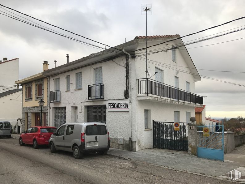 Retail for rent at Calle Mayor, 20, Bustarviejo, Madrid, 28720 with car, van, building, automotive parking light, cloud, wheel, sky, tire, vehicle and window around