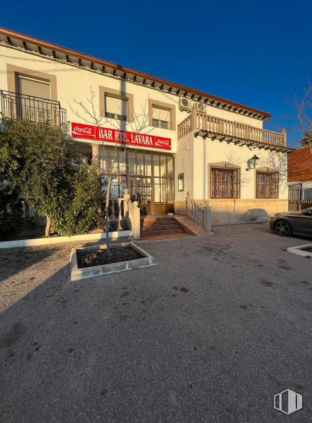 Retail for sale at Carretera Pedroñeras, La Alberca de Záncara, Cuenca, 16620 with car, window, sky, property, road surface, asphalt, plant, facade, road and city around