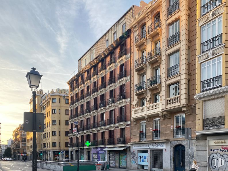 Retail for sale at Calle Mejía Lequerica, 3, Centro, Madrid, 28004 with building, window, lighting, cloud, sky, street light, urban design, condominium, tire and residential area around