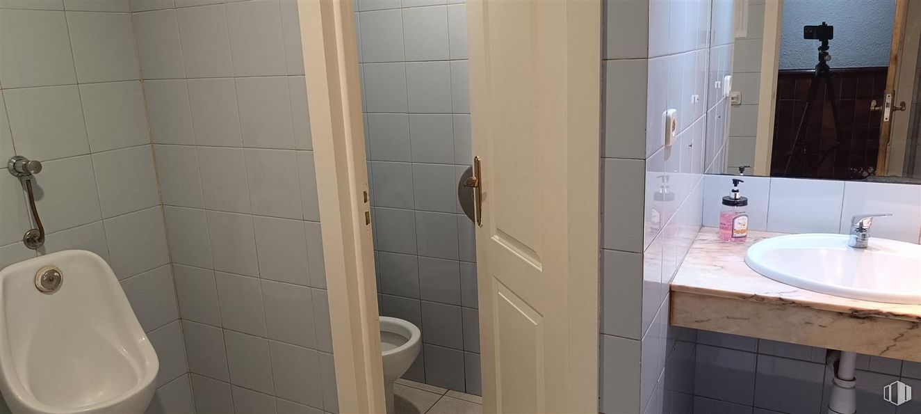 Retail for rent at Calle Castilla, 15, Tetuán, Madrid, 28039 with sink, brown, mirror, bathroom, purple, fixture, plumbing fixture, building, flooring and plumbing around