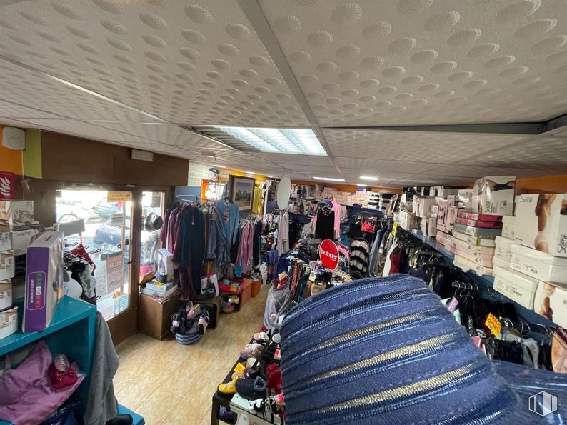 Local en venta en Centro, Moralzarzal, Madrid, 28411 con venta al por menor, estante, bolsa, estantería, vaqueros, armario, tienda outlet, mercado, bazar y equipaje alrededor