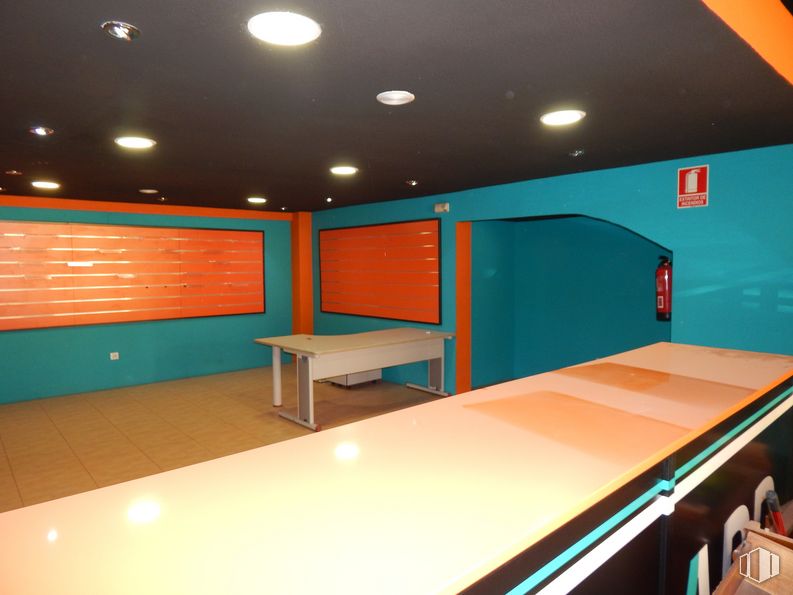 Retail for sale & for rent at Paseo San Roque, Ávila, 05003 with table, property, interior design, architecture, building, recreation room, wood, house, floor and flooring around