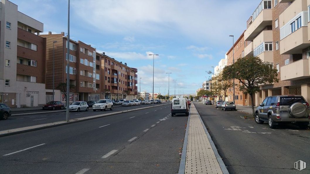 Retail for sale at Zona Ávila Sur, Ávila, 05003 with car, building, wheel, cloud, sky, window, street light, tire, vehicle and infrastructure around