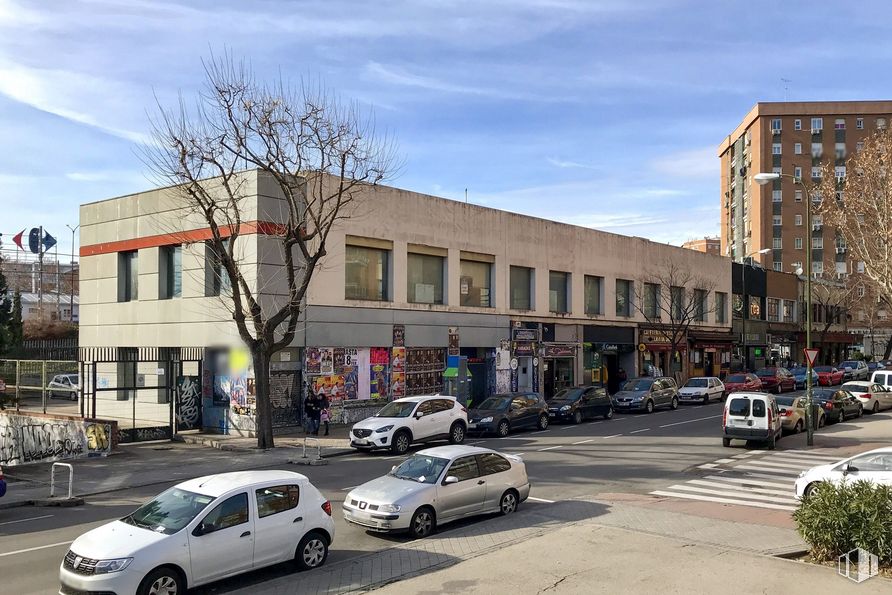 Local en alquiler en Calle Maqueda, 138, La Latina, Madrid, 28024 con coche, edificio, rueda, nube, cielo, neumático, vehículo terrestre, planta, vehículo y ventana alrededor