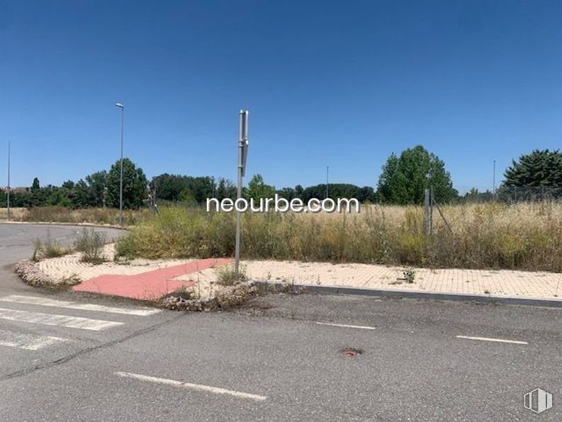 Land for sale at Calles Juan Aurelio Sánchez Tadeo, Ávila, 05003 with sky, plant, tree, road surface, asphalt, land lot, tar, residential area, thoroughfare and landscape around