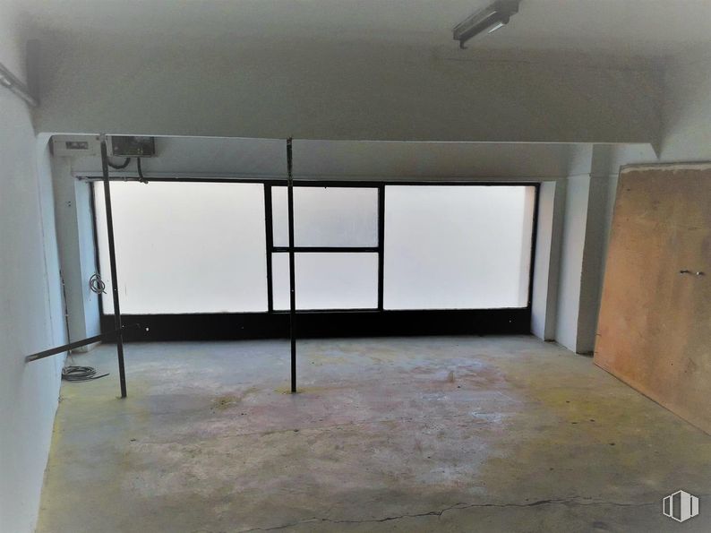 Retail for rent at Calle Alfonso de Montalvo, Ávila, 05001 with flooring, floor, ceiling, daylighting, transparency, hall, plaster and plywood around