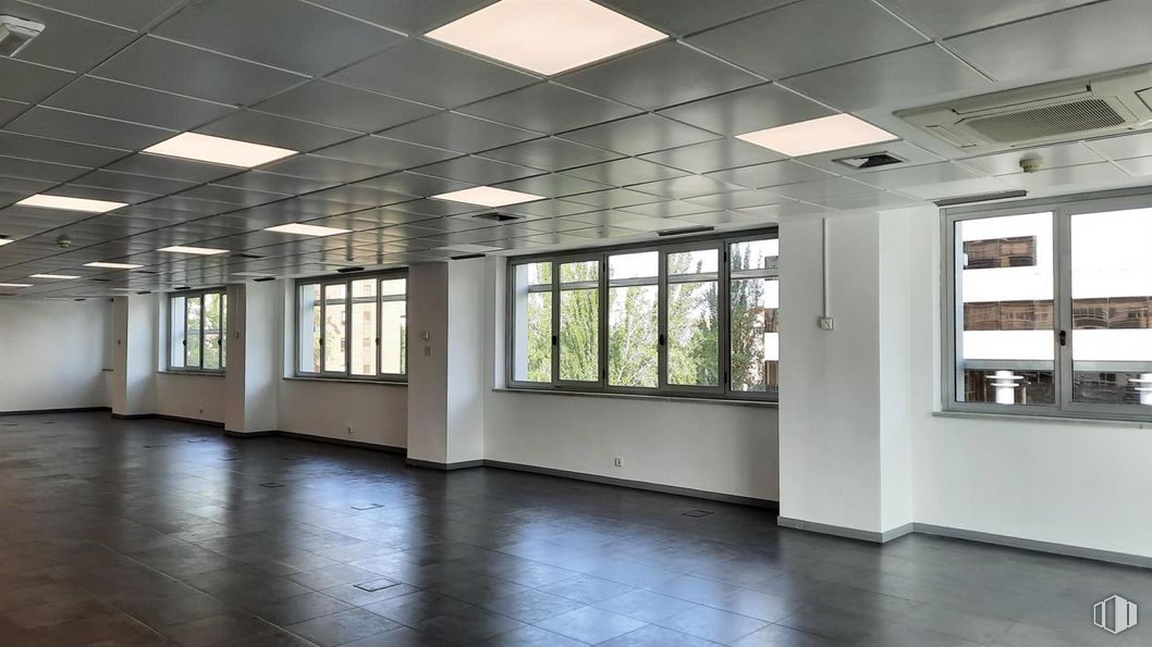 Oficina en alquiler en Edificio Euromor, Avenida Burgos, 16 D, Chamartín, Madrid, 28036 con ventana, alumbrado, propiedad, accesorio, interiorismo, hall, suelo, suelos, sombra y línea alrededor