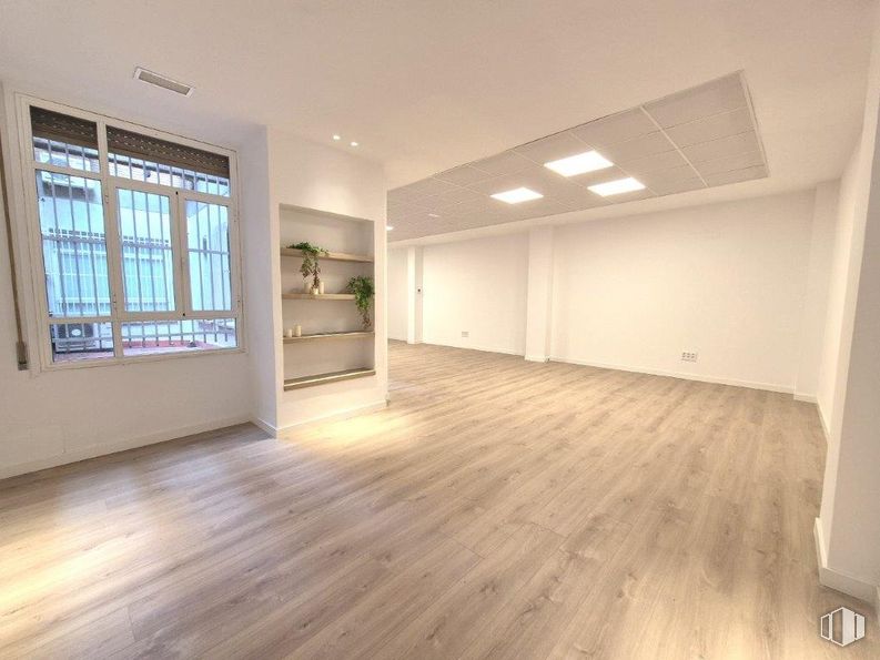 Oficina en alquiler en Plaza Conde del Valle de Suchil, Chamberí, Madrid, 28015 con ventana, lámpara, edificio, madera, accesorio, hall, interiorismo, suelos, suelo y tinte para madera alrededor