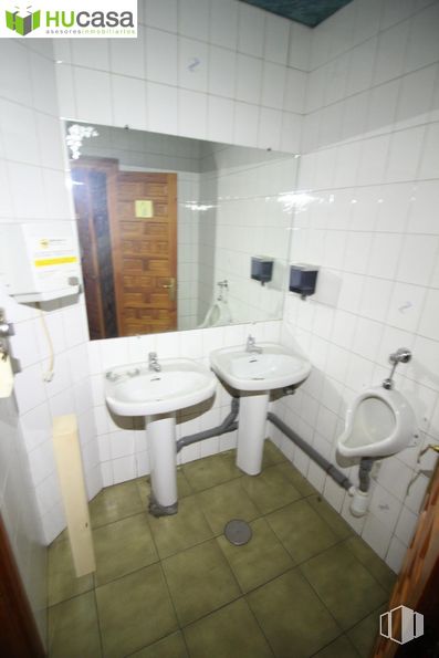 Retail for rent at Avenida Santa Bárbara, Toledo, 45006 with sink, tap, plumbing fixture, bathroom sink, bathroom, building, purple, mirror, interior design and fluid around