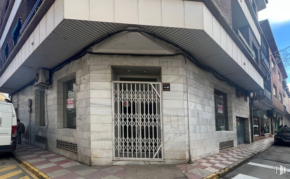 Retail for sale & for rent at Calle Mayor, Quintanar de la Orden, Toledo, 45800 with window, door, building, facade, residential area, real estate, metropolitan area, wheel, city and tire around