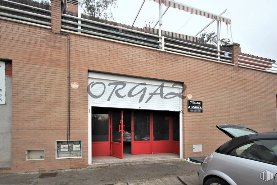 Retail for sale & for rent at Avenida Francia, 1, Toledo, 45005 with car, door, sky, vehicle, tire, wheel, architecture, window, brick and motor vehicle around