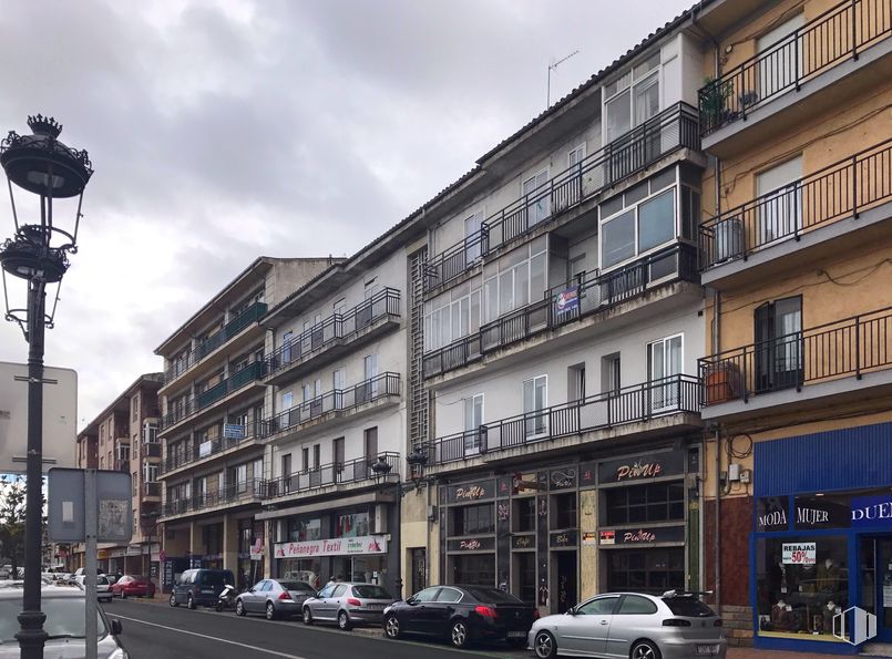 Retail for sale at Avenida Portugal, 37, Ávila, 05001 with car, building, cloud, land vehicle, sky, wheel, window, vehicle, infrastructure and street light around