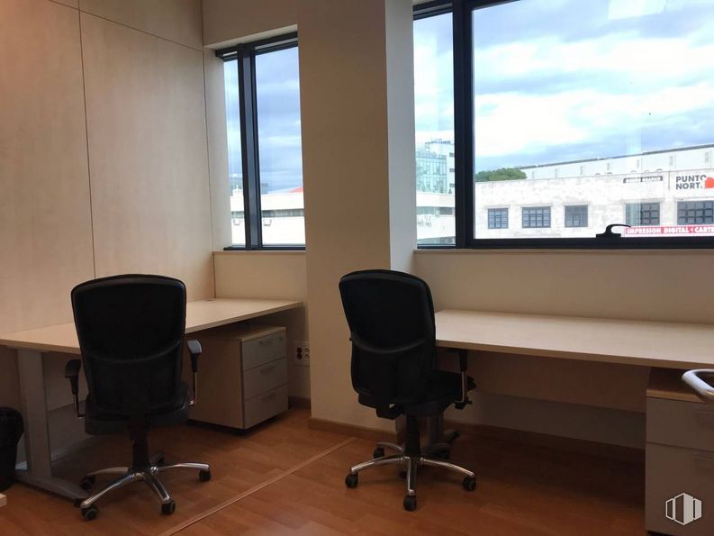 Oficina en venta en Avenida de la Industria, Alcobendas, Madrid, 28108 con silla, ventana, mesa, propiedad, mueble, edificio, silla de oficina, escritorio de computadora, accesorio y escritorio alrededor