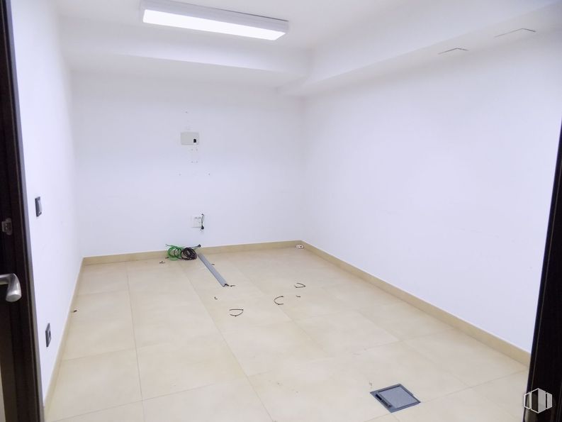 Retail for rent at Plaza Encuentro, 3, Moratalaz, Madrid, 28030 with light fixture, lighting, flooring, floor, wall, wood, ceiling, interior design, apartment and room around