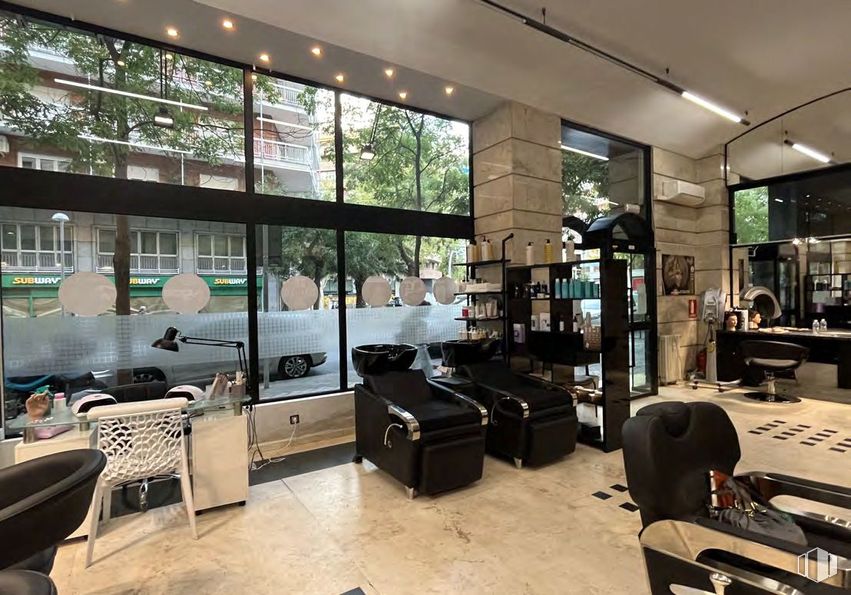 Retail for rent at Calle Guzmán el Bueno, Chamberí, Madrid, 28003 with chair, interior design, beauty salon, barber chair, restaurant, glass, cleanliness and retail around