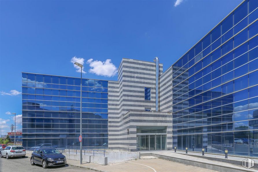 Retail for sale at Calle Francisco Alonso, Alcalá de Henares, Madrid, 28806 with car, building, cloud, sky, daytime, street light, tower block, vehicle, urban design and condominium around